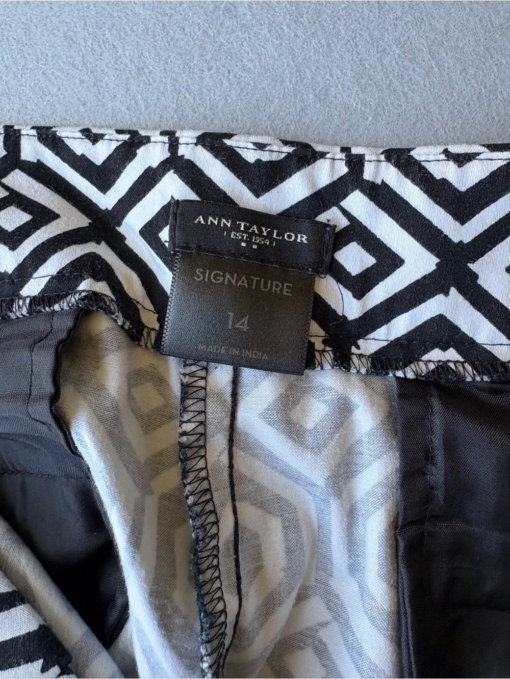 Ann Taylor Factory Geometric Black & White Cropped Signature Cotton Pants sz 14 - Picture 4 of 7